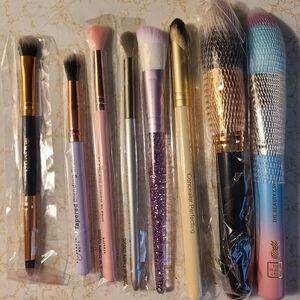 8 Assorted Makeup Brushes